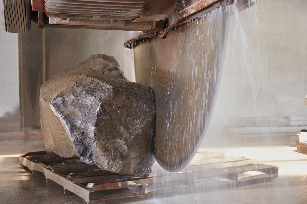 Steinverarbeitung - Weiterverarbeitung m. riesiger Kreissäge