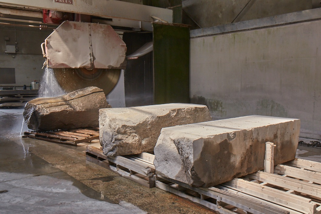 Steinverarbeitung – Vorbereitung für Riesenkreissäge