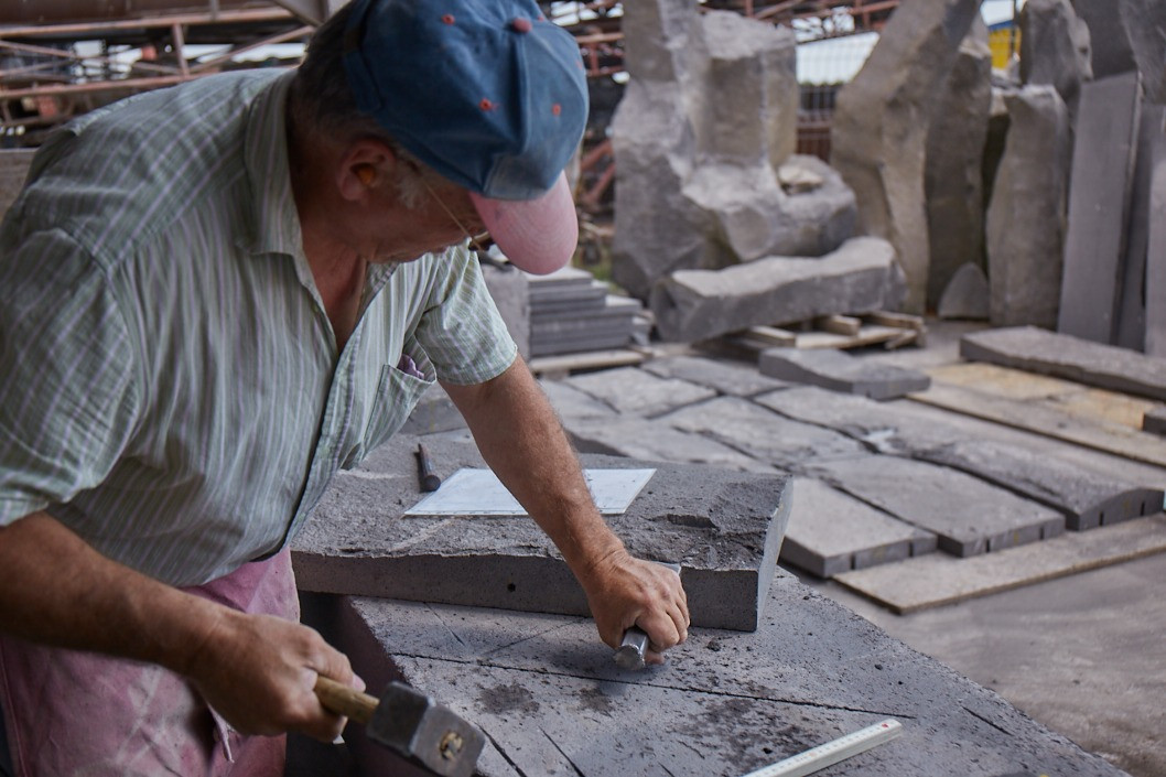 Steinverarbeitung –Bearbeitung der Steinplatten
