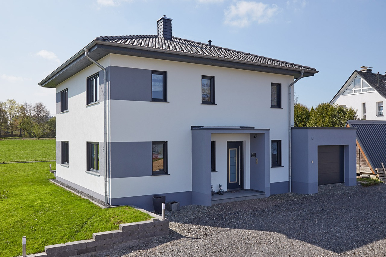 mit Retusche: entfernen v. Strommasten, Korrektur Haus- u. Garageneinfassung