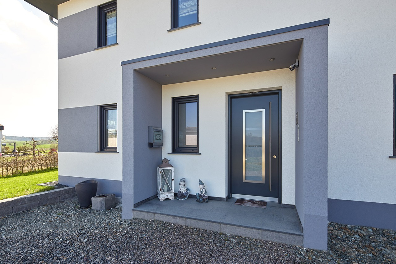 mit Retusche: entfernen v. Strommasten, Korrektur Haus- u. Garageneinfassung