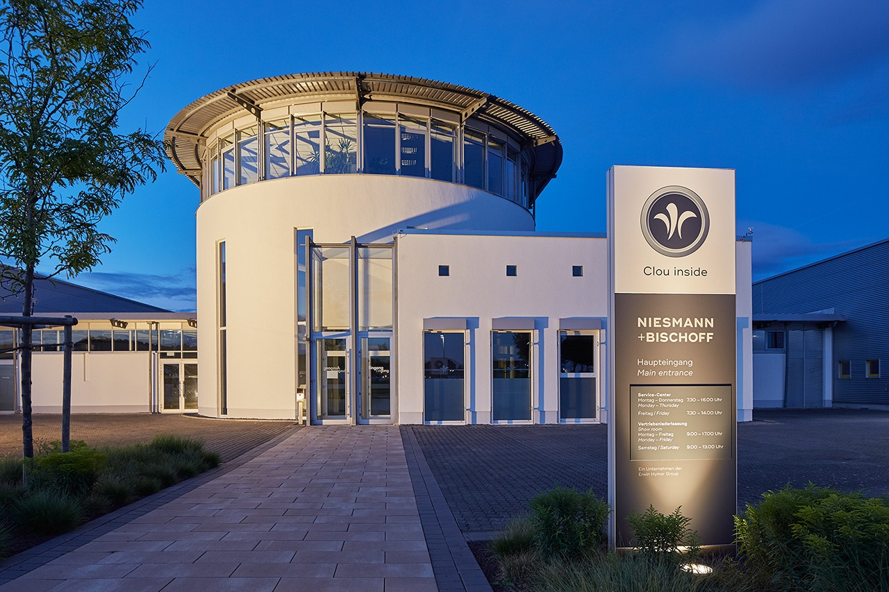 Polch, Verwaltungsgebäude Wohnmobilhersteller – blaue Stunde