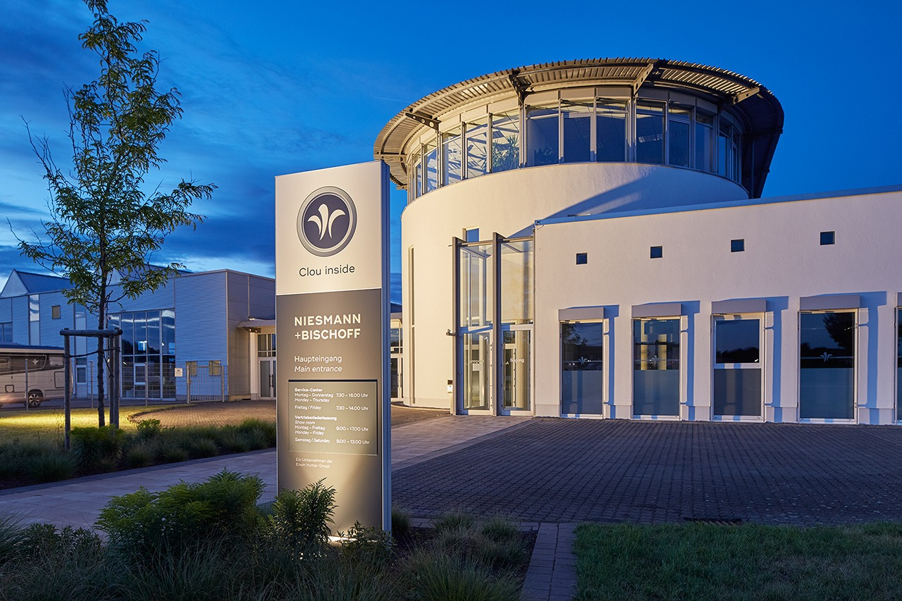 Polch, Verwaltungsgebäude Wohnmobilhersteller – blaue Stunde