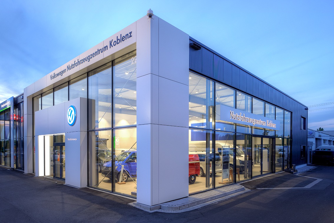 Koblenz, Autohaus – blaue Stunde