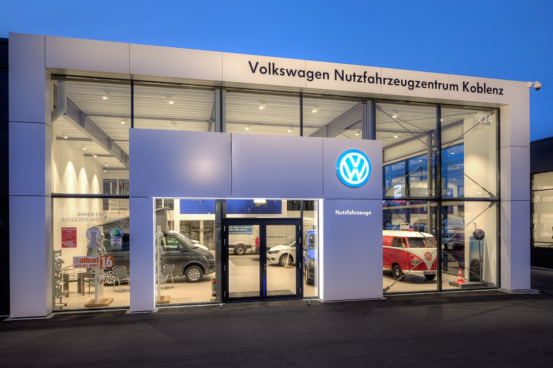 Koblenz, Autohaus – blaue Stunde