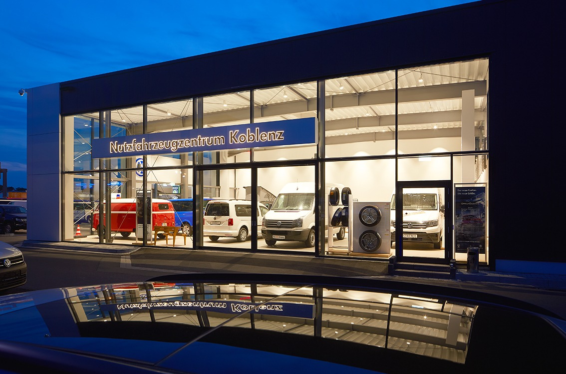 Koblenz, Autohaus – blaue Stunde