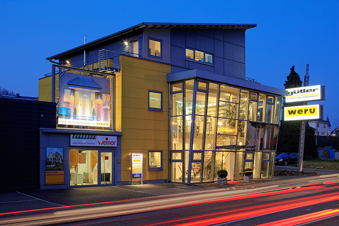 Neuwied, Firmengebäude – blaue Stunde