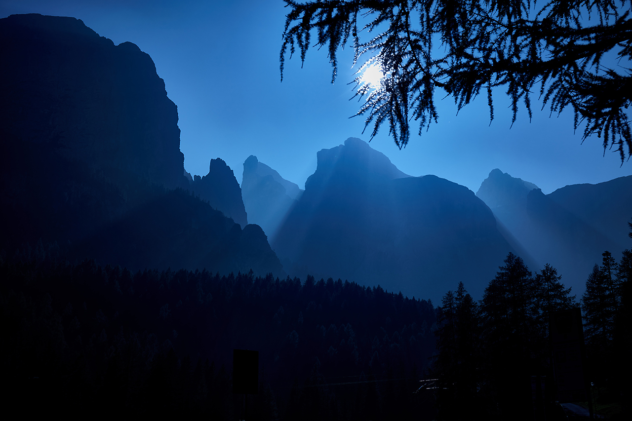 Berggipfel im Gegenlicht