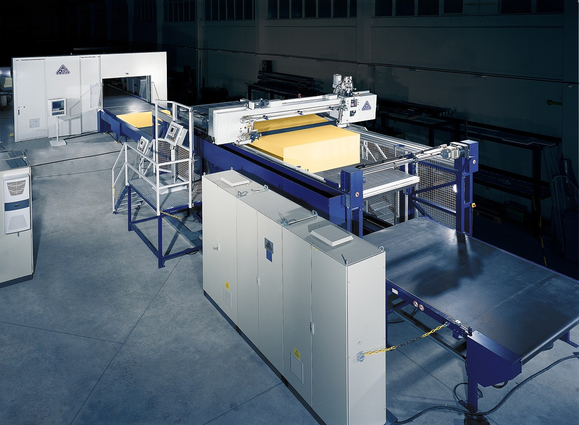 mit Retusche: Teile im Vordergrund entfernt, Hintergrund abgedunkelt, Boden gesäubert, zu schneidendes Produkt in gelb eingefärbt und vergrößert