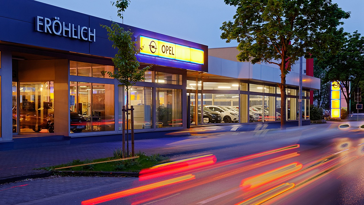 Neuwied, Autohaus – blaue Stunde