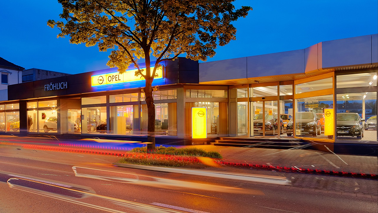 Neuwied, Autohaus – blaue Stunde