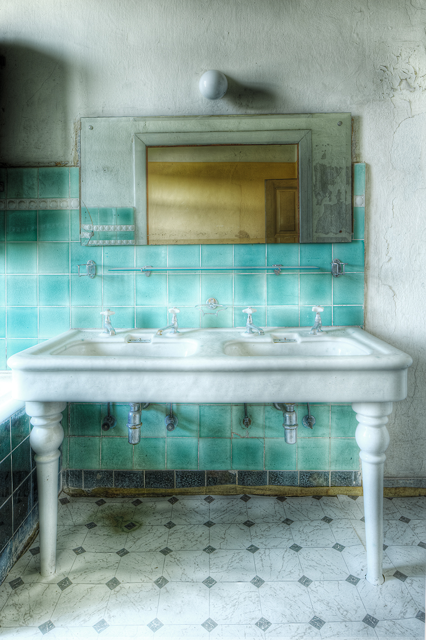 Waschtisch mit Spiegel