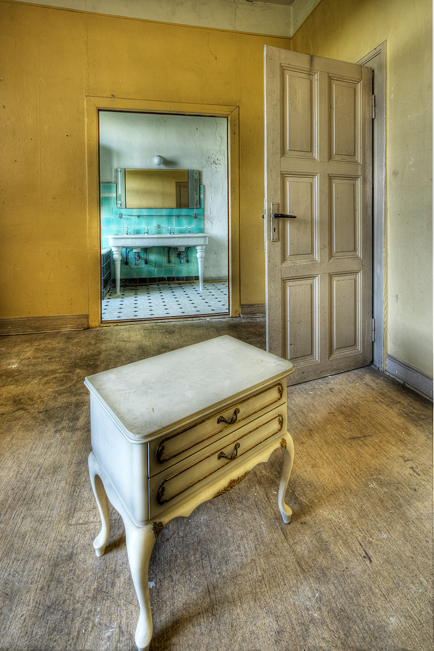 Durchblick von Zimmer in Bad