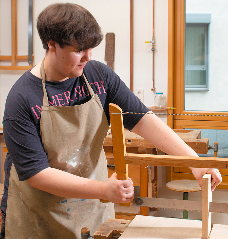 Auszubildender bei Arbeit -Schreinerwerkstatt