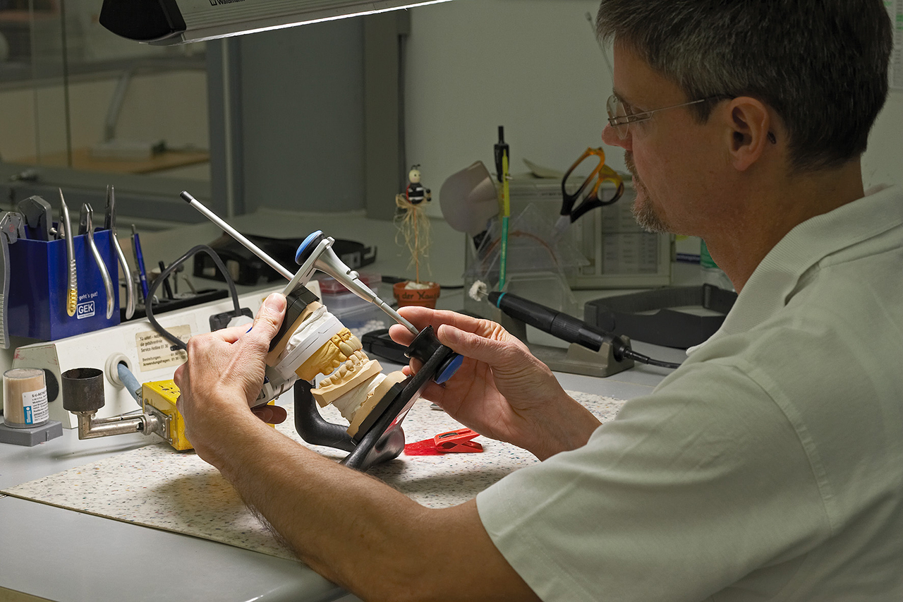 Zahnlaborarbeit am Gebiss