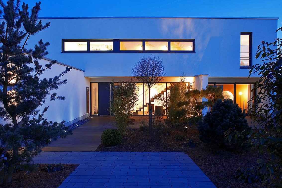 Wohnhauseingang – blaue Stunde